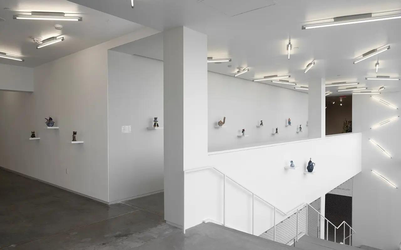 Modern gallery with adjustable display lighting