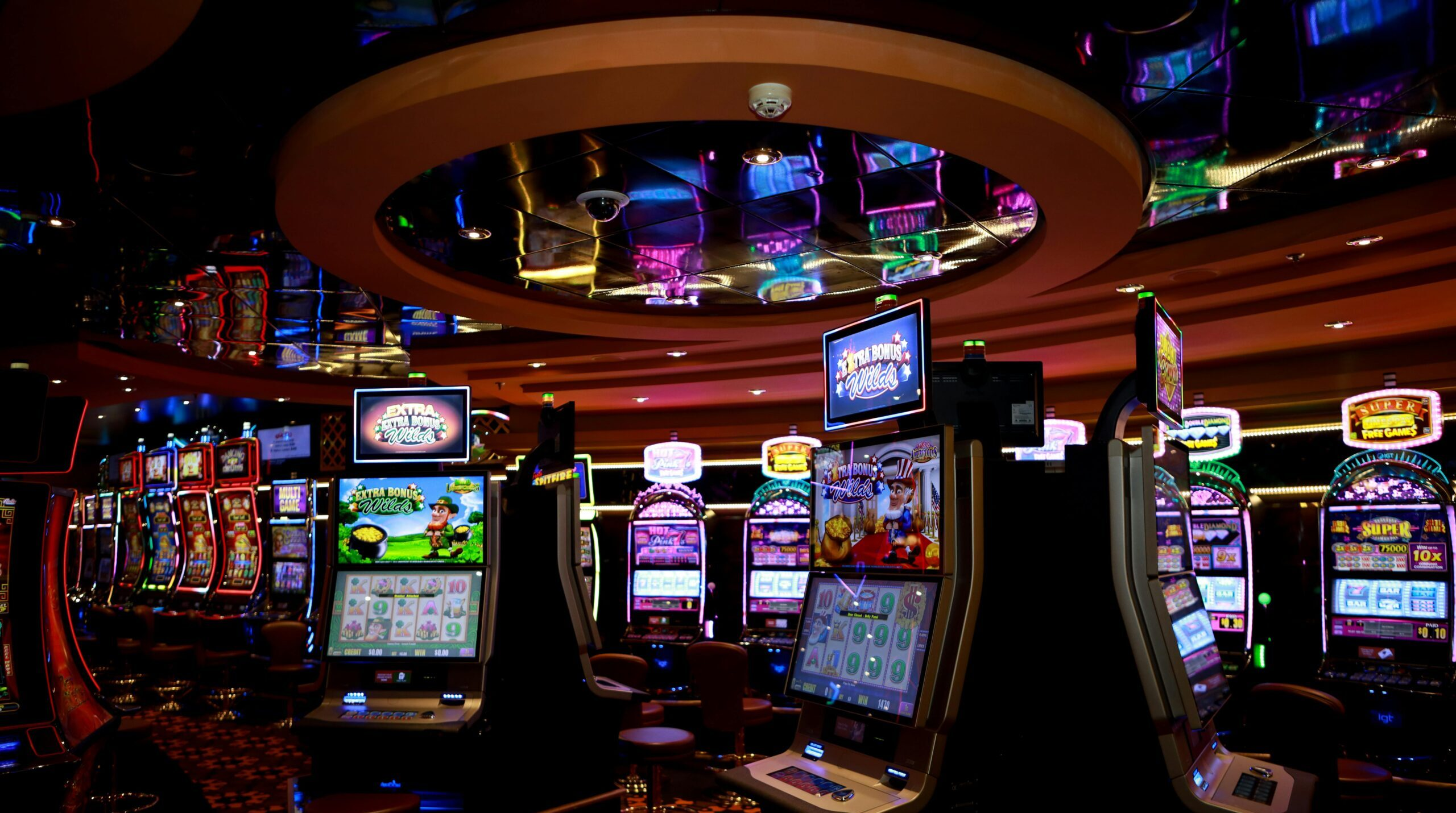 Gaming floor with optimized slot machine illumination