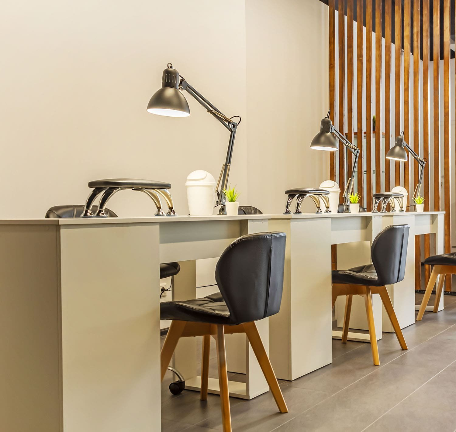 Nail salon task lighting workstation row